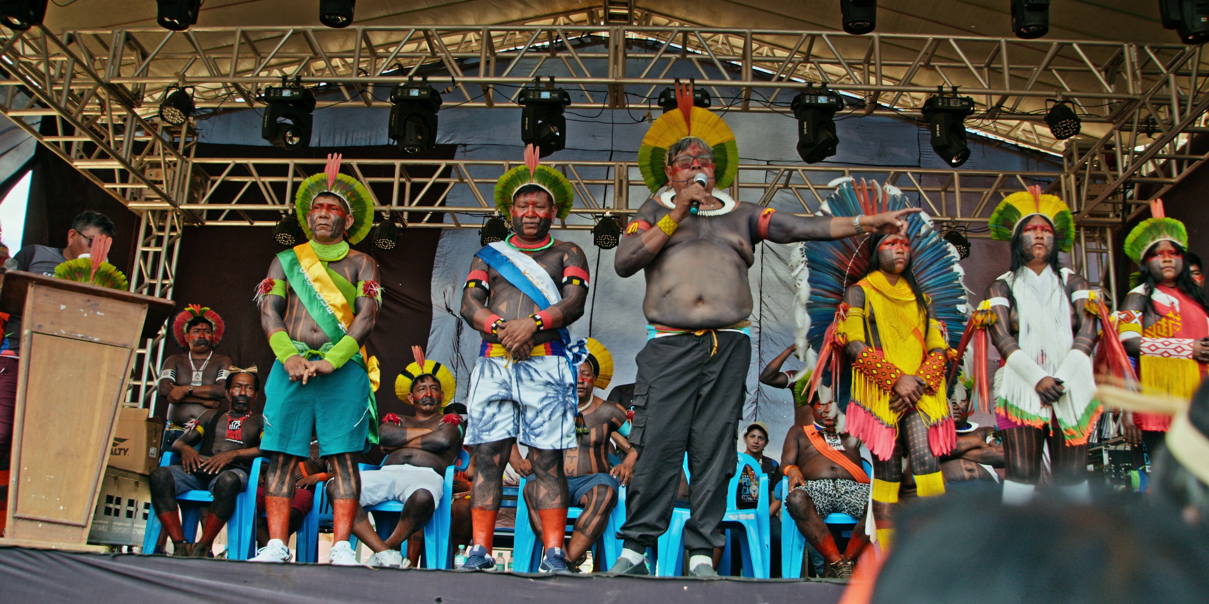 Líderes no palco com microfone